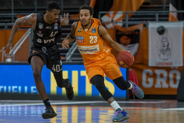 于两位年轻 于两位年轻